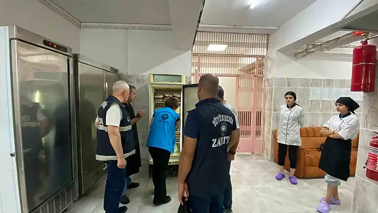 Diyarbakır'da iki okulda tarihi geçmiş etler bulundu