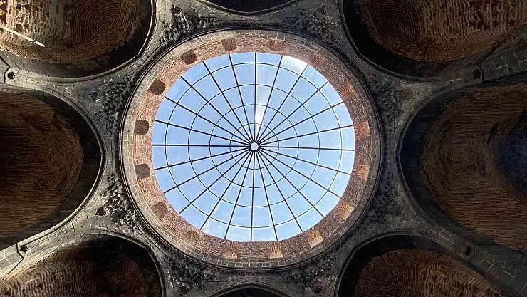 Diyarbakır'da tarihi kilisenin kubbesi 100 yıl sonra takıldı