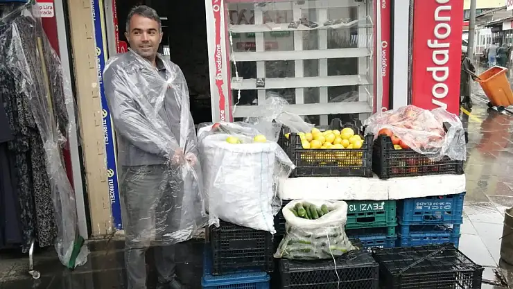 Ağrılı Esnaf Soğuk Hava ve Yağmura Rağmen Tezgahında