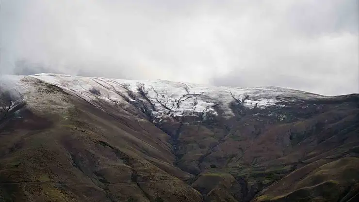 Muş'un yüksek kesimlerine mevsimin ilk karı yağdı