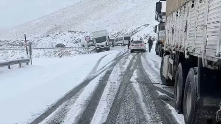 Yüksekova-Van yolunda çok sayıda araç mahsur kaldı