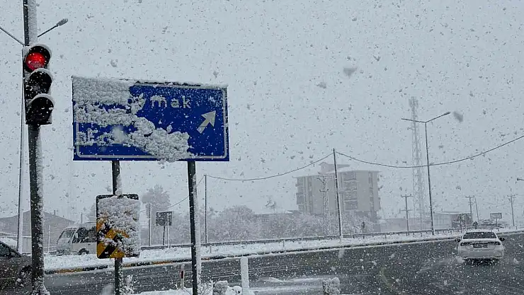 Bitlis güne karla başladı