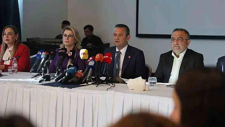 CHP lideri Özel, Diyarbakır'da  STK temsilcisi ile bir araya geldi