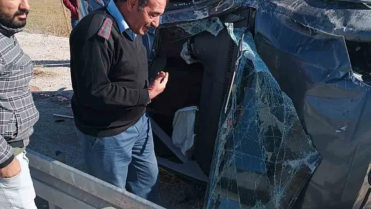 Van'da hafif ticari araç takla attı