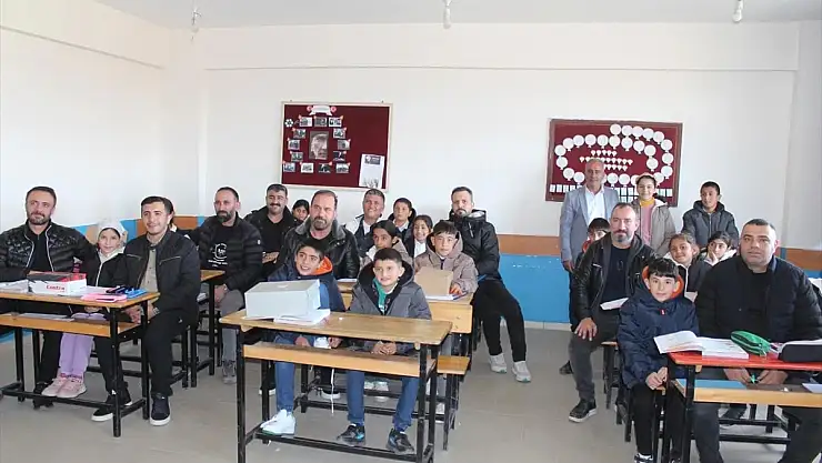 Muş'ta hayırsever iş insanı 1200 öğrenciye ayakkabı ve mont  dağıttı
