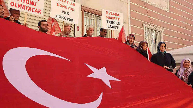 Diyarbakır anneleri PKK'yı lanetledi
