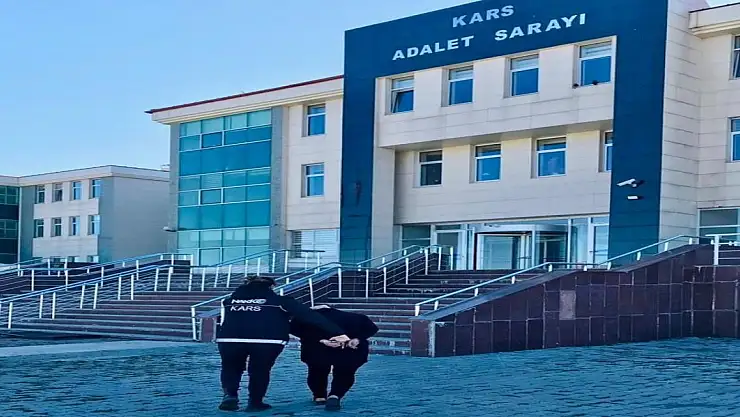Kars'ta Uyuşturucu Operasyonu: Kuryenin Makadından 94 Parça Uyuşturucu Çıktı