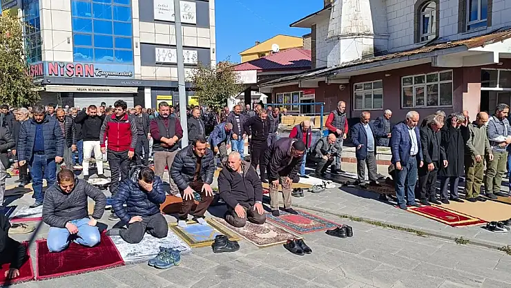 Ağrı Meydan Camii'nde Cuma Namazı Dışarıda Kılındı