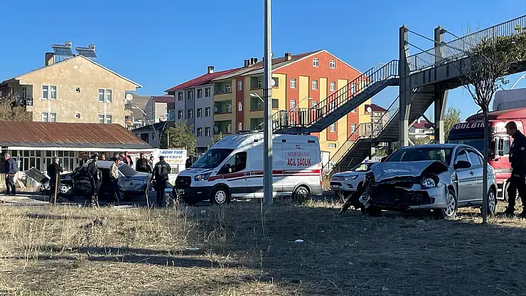 Ağrı'da iki otomobil birbirine girdi: 3 yaralı