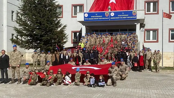 Tatvan'da Anaokulu Öğrencilerinin Cumhuriyet Coşkusu