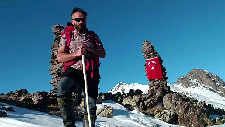 Cumhuriyet'in 101. yıl dönümünde Kaçkarlar'da 3 bin 470 rakımda zirve yaptı