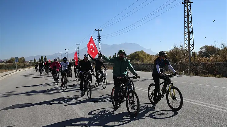Van'da 'Cumhuriyet Bisiklet Turu' düzenlendi