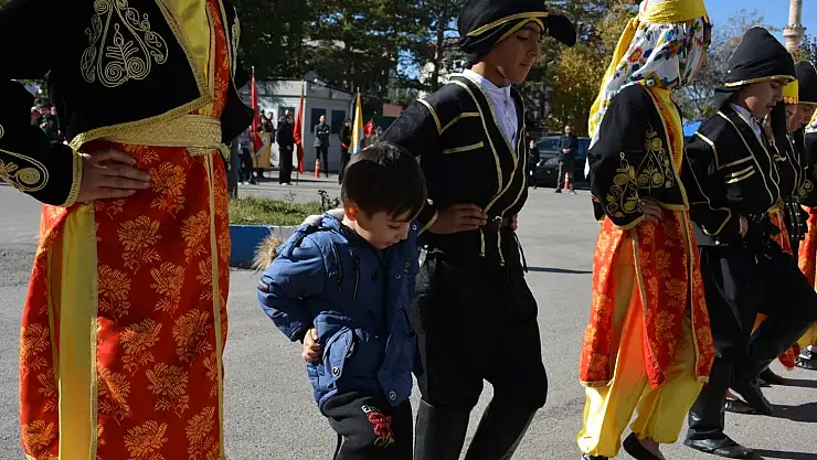Erzurum'da minik seyircinin kutlamalara eşlik etmesi gülümsetti