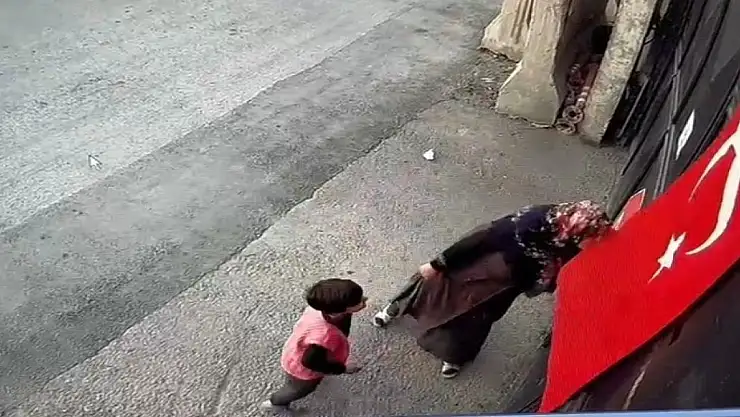 Van'da Anne ve Küçük Çocuğun Bayrak Sevgisi