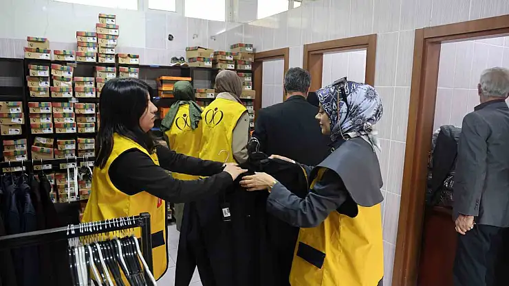 Diyarbakır'da 5 bin 400 yetim ve öksüz öğrenciye öğretmen eli