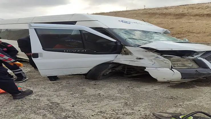 Van'da Bir Minibüs Kanala Düştü: Sürücü Vefat Etti