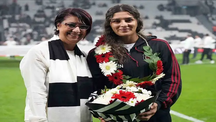 Beşiktaş Tüpraş Stadyumu'nda Milli Güreşçi'ye Çiçek Takdimi