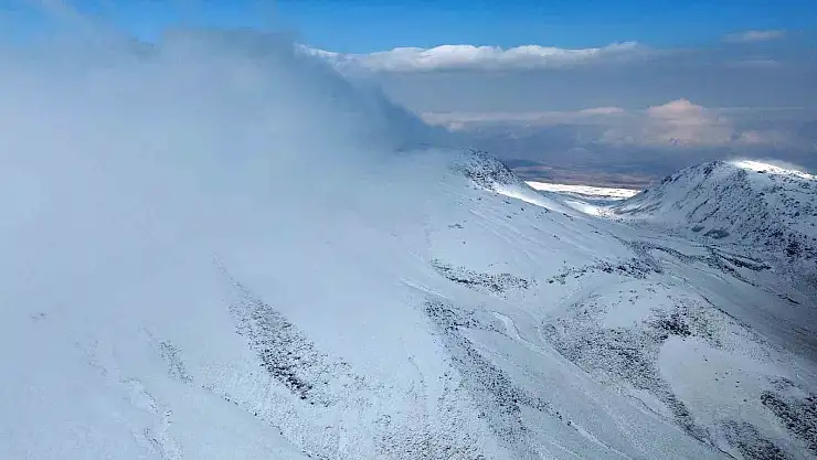 Bitlis'in yüksek kesimlerini kar kapladı