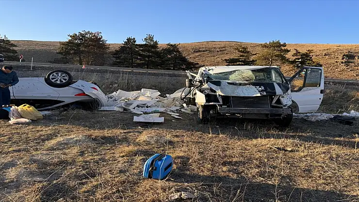 Erzurum'da Otomobil Balık Yüklü Kamyonetle Çarpıştı
