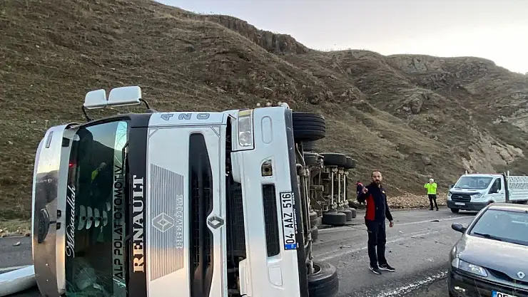 Ağrı Hamur-Tutak Yolunda Şeker Pancarı Yüklü Tır Devrildi