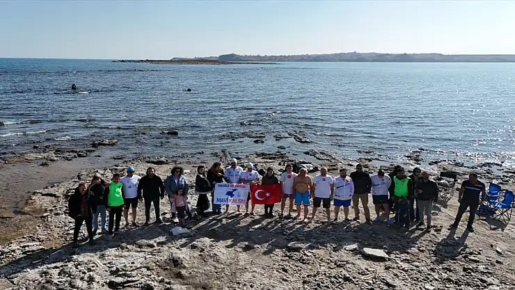 Van Gölü'nde doğaseverler tarihi yapı kalıntılarının arasında yüzdüler