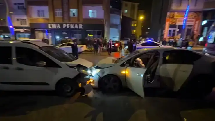 Muş'ta kaza yapan otomobiller savrularak çevredeki araçlara çarptı: 7 yaralı