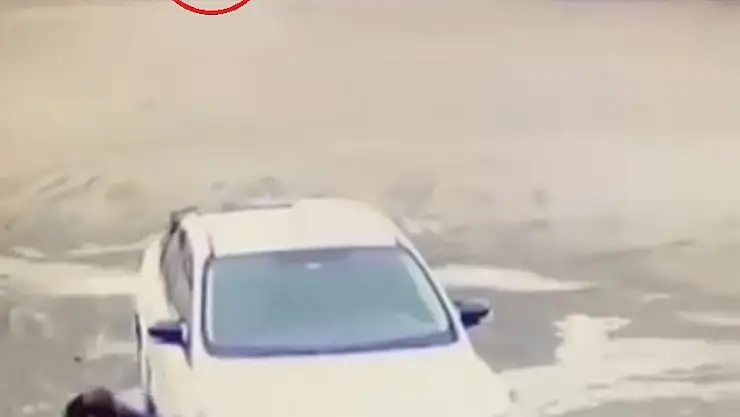 Diyarbakır'da yolun karşısına geçmeye çalışan 2 kişiye otomobil çarptı