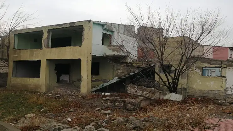 Ağrı'daki metruk binalar vatandaşları tedirgin ediyor