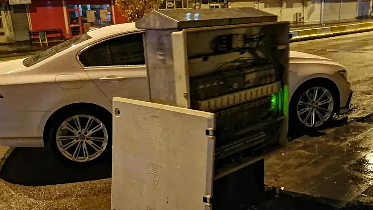 Eski Van Caddesi'nde Kapakları Sökülmüş Elektrik Panosu Tehlike Saçıyor