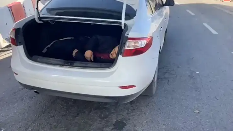 Bitlis'te otomobilin bagajında düzensiz göçmen yakalandı