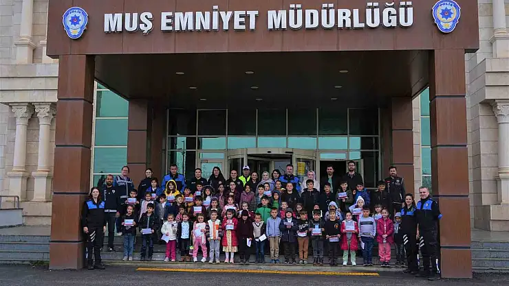 Muş polisimden çocuklara sinema keyfi