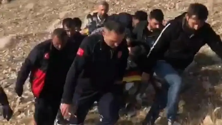 Van'da fren yerine gaza basan sürücü uçuruma uçtu