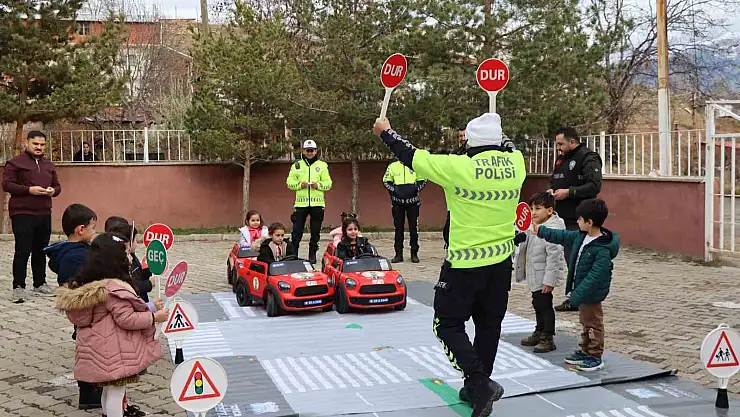 Erzurum'da minik öğrencilere trafik kuralları öğretildi