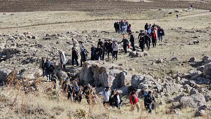 Bitlis'te öğretmenler tarihi tepeye doğa yürüyüşü gerçekleştirdi