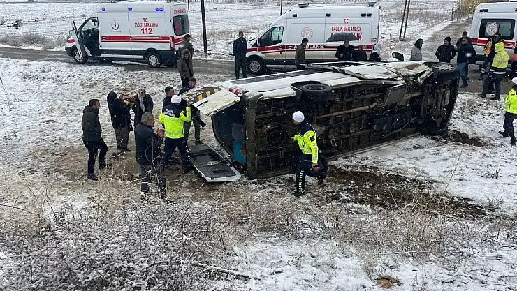 Muş'ta öğretmenleri taşıyan minibüs devrildi