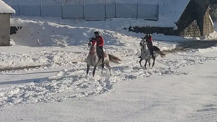 Erzurum'da kar üstünde cirit antrenmanı