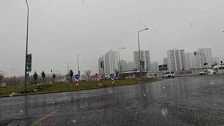 Diyarbakır'ın yüksek kesimlerine kar yağdı