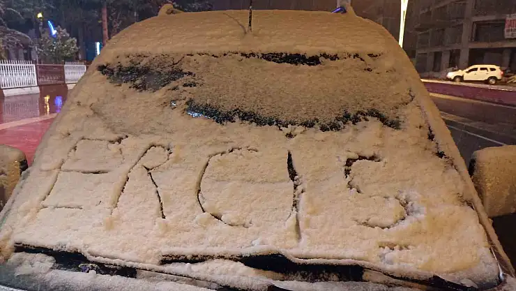 Erciş'e mevsimin ilk karı yağdı