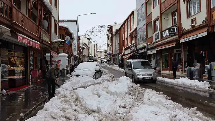 Erzurum'da karı temizleme çalışmaları devam ediyor