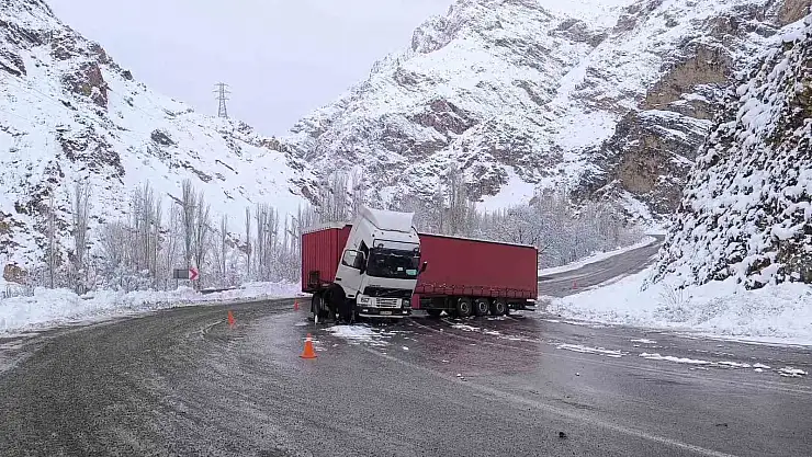 Erzurum'daki buzlanma kazalara davetiye çıkarıyor