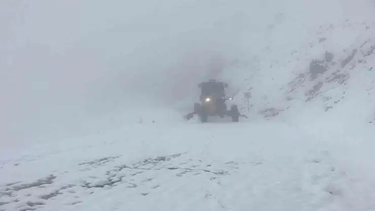 Diyarbakır'da kar yüzünden kapanan köy yolları ulaşıma açıldı