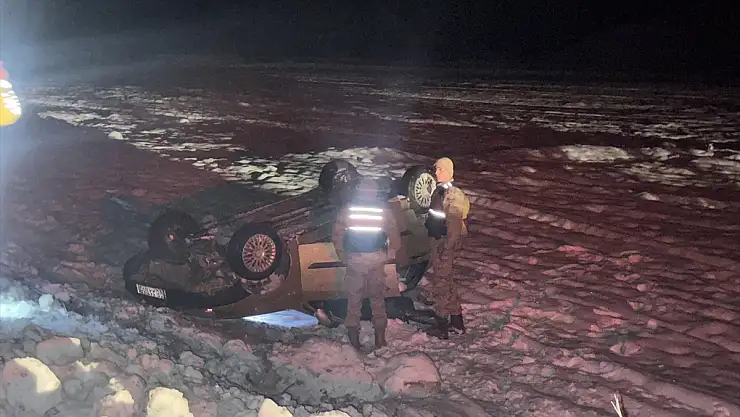 Erzurum'da otomobil şarampole devrildi: 4 yaralıü