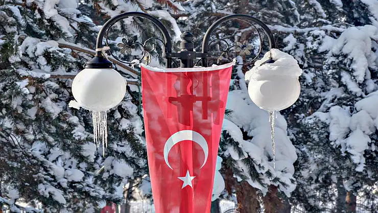 Erzurum'da sokak çeşmeleri dondu