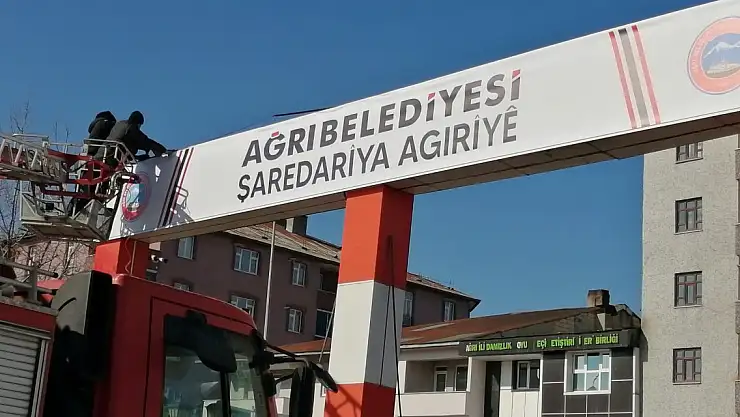 Ağrı Belediyesi'nden Çift Dilli Tabela