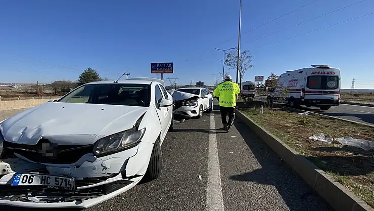 Diyarbakır'da 4 otomobil kaza yaptı