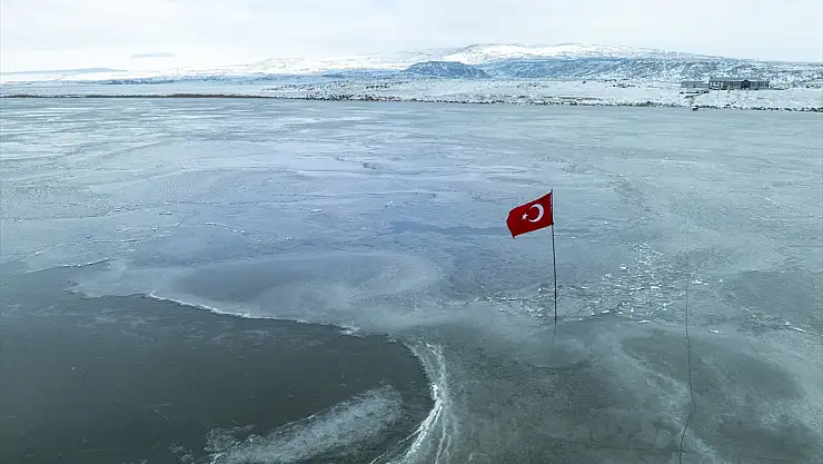 Çıldır Gölü'nde Buzlanma Başladı