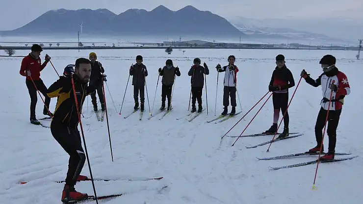 Bitlis'te kayaklı koşu takımının kar üzerindeki antrenmanları başladı