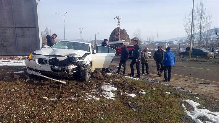 Erzurum'da trafik kazası: 2'si ağır 4 yaralı