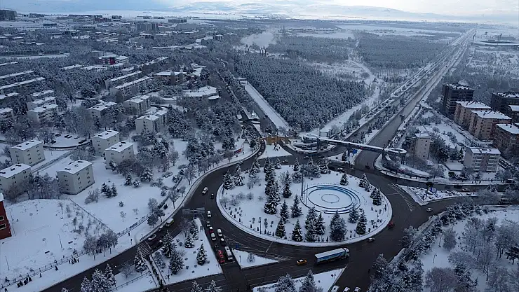 Erzurum'da kar kalınlığı 20 santimetreye ulaştı