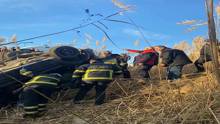 Diyarbakır Bismil'de Hafif Ticari Araç Şarampole Yuvarlandı